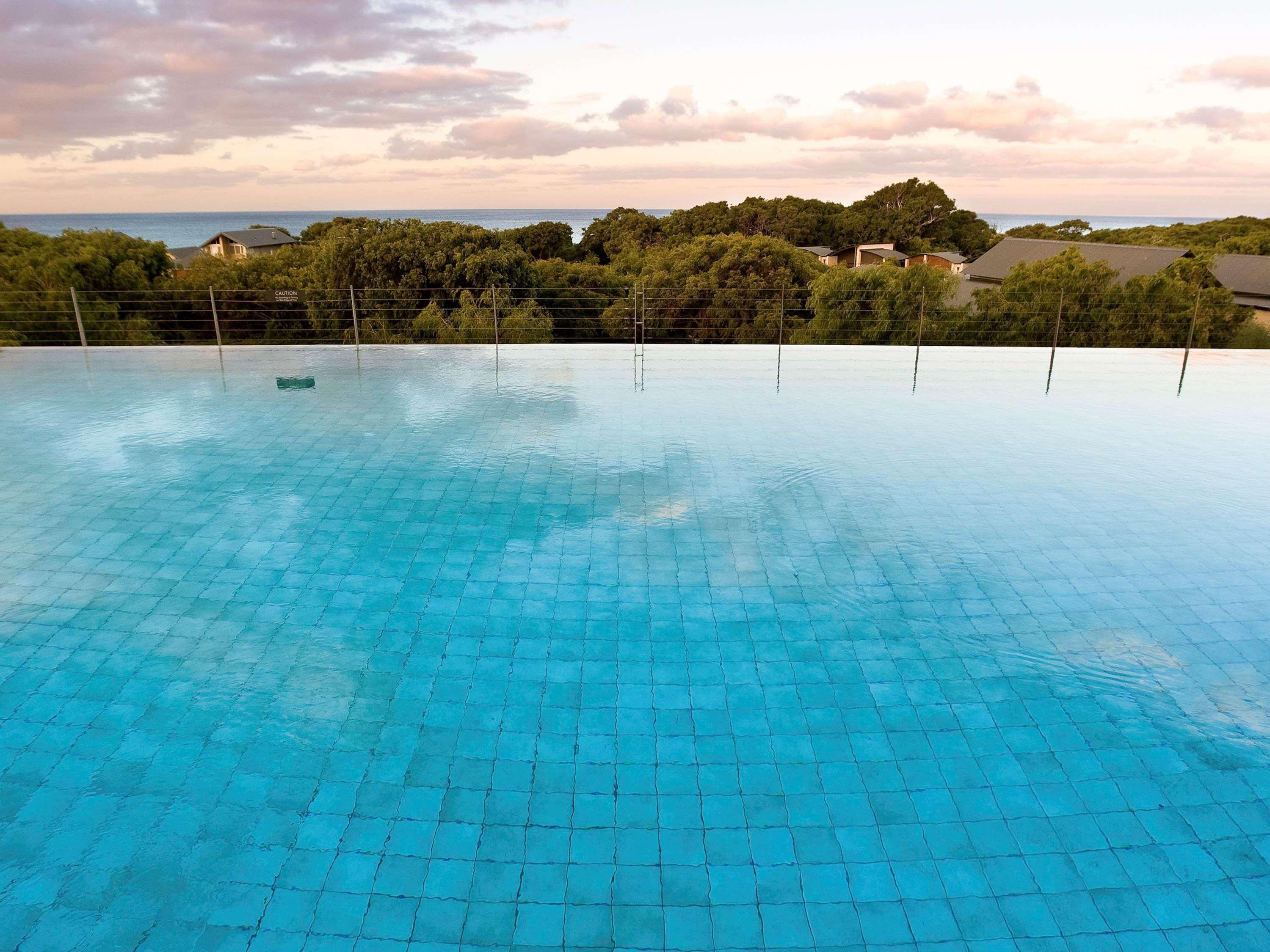 Pullman Bunker Bay Resort Margaret River Dunsborough Eksteriør bilde Infinity pool at the Sheraton Resort, Fiji